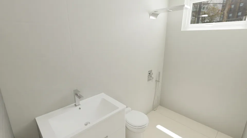 Casa Jatobá: Banheiro com janela alta para ventilação