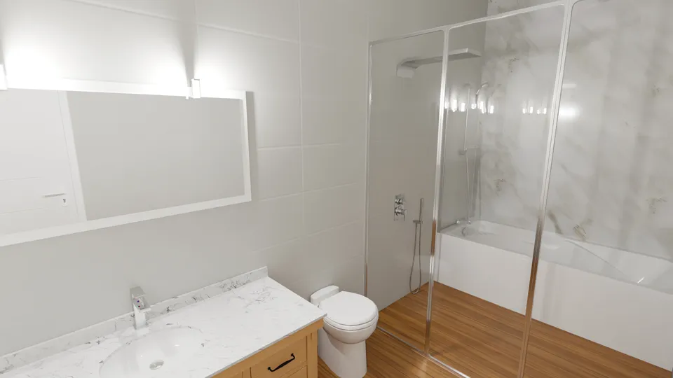 Casa Quaresmeira: Banheiro com banheira, box de vidro e bancada ampla